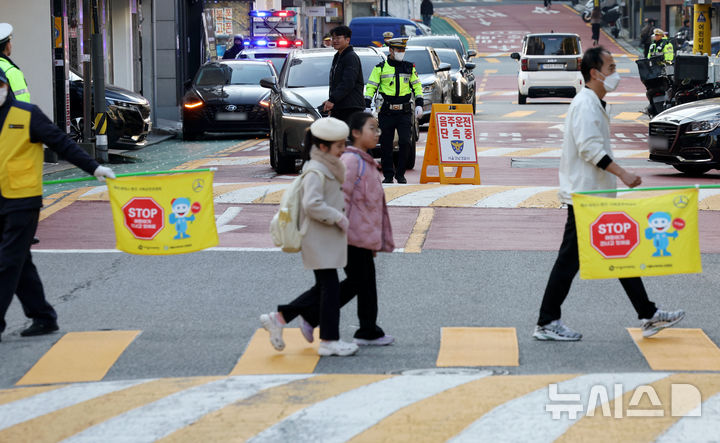 [서울=뉴시스] 홍효식 기자 = 4일 서울 강남구 논현초등학교 인근에서 열린 서울교통 Re-디자인 프로젝트 관련 '속 시원한 교통 단속' 동행 취재에서 경찰들이 어린이보호구역 주변 음주운전 및 정지선 위반 등을 단속하고 있다. 2025.11.04. yesphoto@newsis.com
