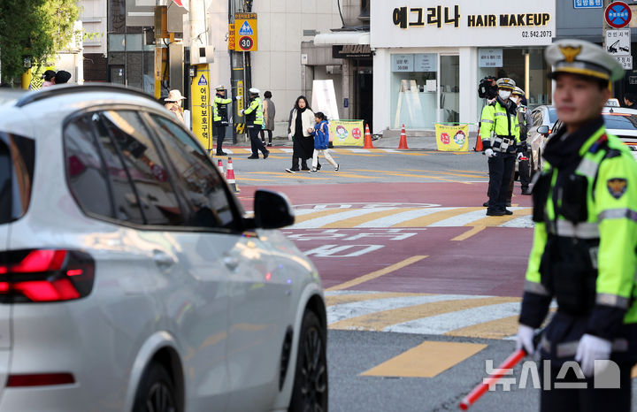 [서울=뉴시스] 홍효식 기자 = 4일 서울 강남구 논현초등학교 인근에서 열린 서울교통 Re-디자인 프로젝트 관련 '속 시원한 교통 단속' 동행 취재에서 경찰들이 어린이보호구역 주변 음주운전 및 정지선 위반 등을 단속하고 있다. 2025.11.04. yesphoto@newsis.com