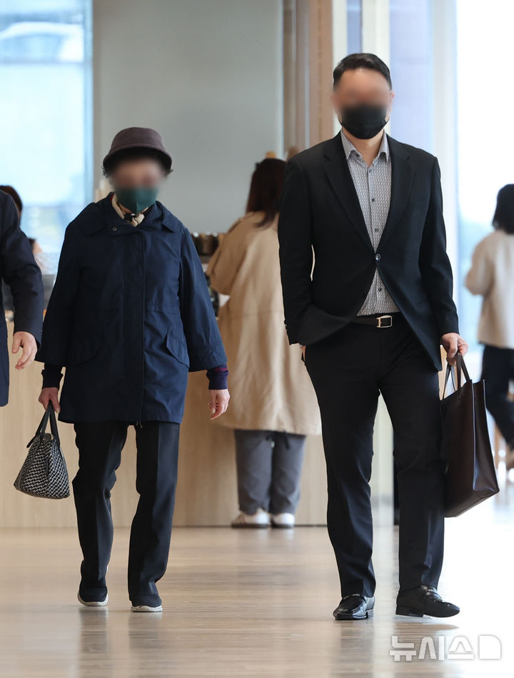 [서울=뉴시스] 황준선 기자 = 윤석열 전 대통령의 부인 김건희 여사의 오빠 김진우 씨가 4일 오전 서울 종로구 KT광화문빌딩 웨스트에 마련된 김건희 여사의 의혹을 수사하는 민중기 특별검사 사무실에 피의자 신분으로 출석하고 있다. 2025.11.04. hwang@newsis.com