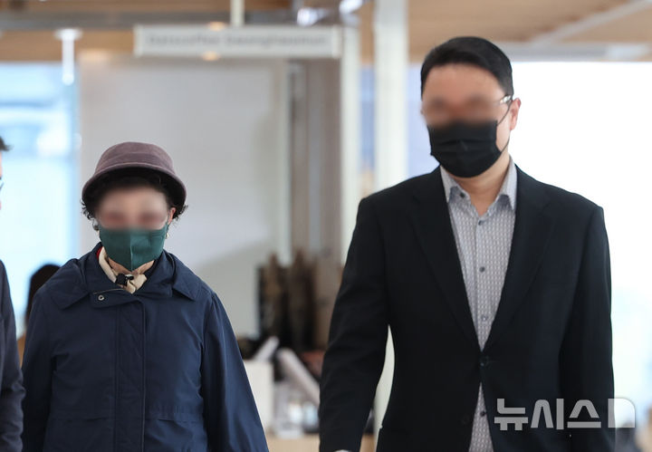 [서울=뉴시스] 황준선 기자 = 윤석열 전 대통령의 부인 김건희 여사의 오빠 김진우 씨가 지난 4일 오전 서울 종로구 KT광화문빌딩 웨스트에 마련된 김건희 여사의 의혹을 수사하는 민중기 특별검사 사무실에 피의자 신분으로 출석하고 있다. 2025.11.14. hwang@newsis.com