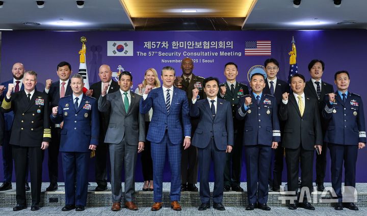 [서울=뉴시스] 사진공동취재단 = 안규백 국방부 장관과 피트 헤그세스 미국 국방부 장관이 4일 오전 서울 용산 국방부 청사에서 제57차 한미안보협의회의(SCM)에 앞서 주요 참석자들과 기념촬영을 하고 있다. 2025.11.04. photo@newsis.com