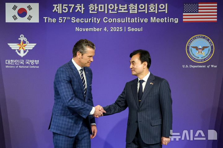 [서울=뉴시스] 사진공동취재단 = 안규백 국방부 장관과 피트 헤그세스 미국 국방부 장관이 4일 오전 서울 용산 국방부 청사에서 제57차 한미안보협의회의(SCM)에 앞서 악수하고 있다. 2025.11.04. photo@newsis.com