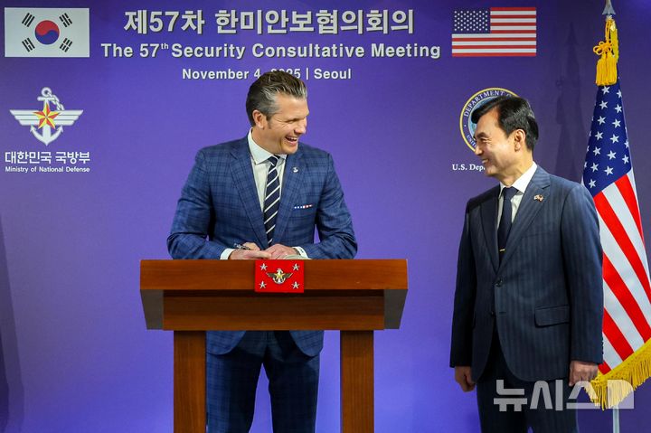 [서울=뉴시스] 사진공동취재단 = 안규백 국방부 장관과 피트 헤그세스 미국 국방부 장관이 4일 오전 서울 용산 국방부 청사에서 제57차 한미안보협의회의(SCM)에 앞서 방명록을 작성하고 있다. 2025.11.04. photo@newsis.com