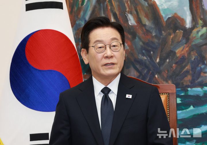 [서울=뉴시스] 고범준 기자 = 이재명 대통령이 4일 서울 여의도 국회에서 2026년도 정부 예산안에 대한 시정연설에 앞서 우원식 국회의장과 사전환담을 하고 있다. 2025.11.04. bjko@newsis.com