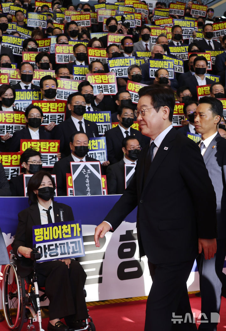 [서울=뉴시스] 국회사진기자단= 이재명 대통령이 4일 내년도 정부 예산안에 대한 시정연설을 하기 위해 서울 여의도 국회에 도착, 피케팅 시위를 벌이고 있는 국민의힘 의원들에게 인사한뒤 이동하고 있다..2025.11.04. photo@newsis.com