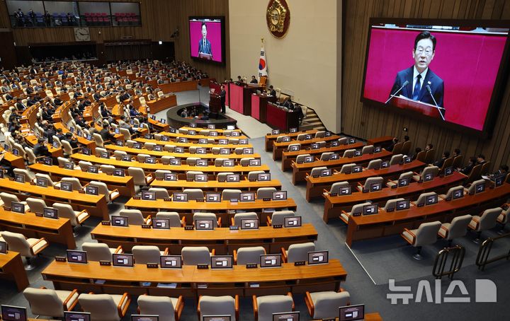 [서울=뉴시스] 고범준 기자 = 이재명 대통령이 4일 서울 여의도 국회에서 2026년도 정부 예산안에 대한 시정연설을 하고 있다. 2025.11.04. bjko@newsis.com