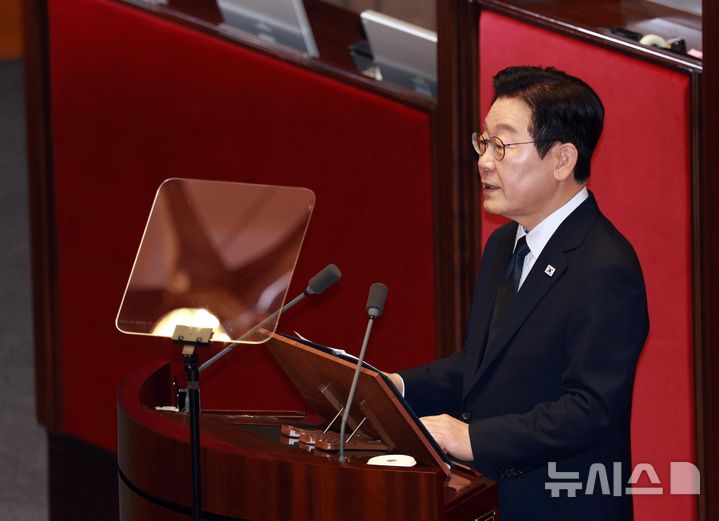 [서울=뉴시스] 고범준 기자 = 이재명 대통령이 4일 서울 여의도 국회에서 2026년도 정부 예산안에 대한 시정연설을 하고 있다. 2025.11.04. bjko@newsis.com