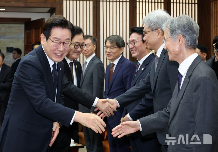 [서울=뉴시스] 국회사진기자단 = 시정연설을 위해 국회를 방문한 이재명 대통령(왼쪽)이 4일 서울 여의도 국회의장 접견실에서 열린 환담에서 조희대 대법원장(오른쪽)과 악수 후 지나가고 있다. 2025.11.04. photo@newsis.com