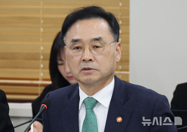 [서울=뉴시스] 김명원 기자 = 차정인 국가교육위원회 위원장이 4일 오전 서울 종로구 정부서울청사에서 열린 국가교육위원회 인재강국 특별위원회 위촉식 및 제1차 회의에 참석해 인사말을 하고 있다. 2025.11.04. kmx1105@newsis.com