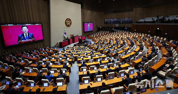 [서울=뉴시스] 고범준 기자 = 이재명 대통령이 4일 서울 여의도 국회에서 2026년도 정부 예산안에 대한 시정연설을 하고 있다. 2025.11.04. bjko@newsis.com
