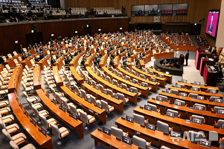 [서울=뉴시스] 국회사진기자단 = 이재명 대통령이 4일 서울 여의도 국회 본회의장에서 2026년도 정부 예산안에 대한 시정연설을 하고 있다. 국민의힘 의원들의 빈자리가 눈에 띄고 있다.2025.11.04. photo@newsis.com