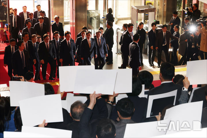 [서울=뉴시스] 국회사진기자단 = 이재명 대통령이 4일 서울 여의도 국회에서 시정연설을 하기 위해 이동하고 있다. 2025.11.04. photo@newsis.com