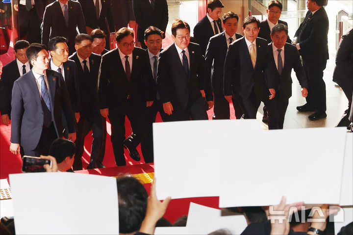 [서울=뉴시스] 국회사진기자단 = 이재명 대통령이 4일 서울 여의도 국회에서 시정연설을 하기 위해 이동하고 있다. 2025.11.04. photo@newsis.com