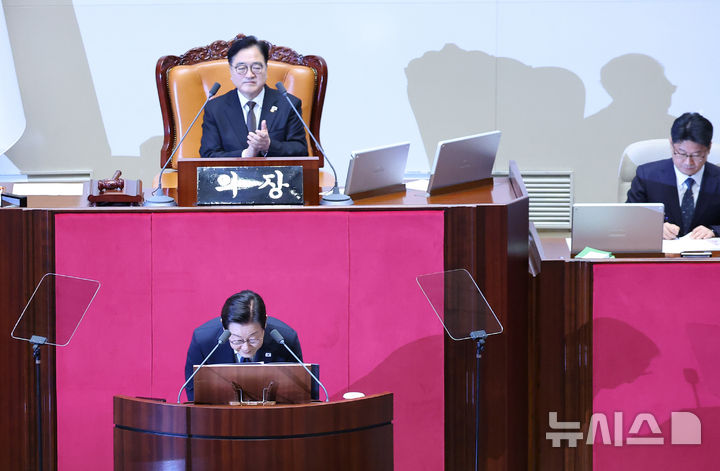 [서울=뉴시스] 고범준 기자 = 이재명 대통령이 4일 서울 여의도 국회에서 2026년도 정부 예산안에 대한 시정연설에 앞서 인사하고 있다. 2025.11.04. bjko@newsis.com