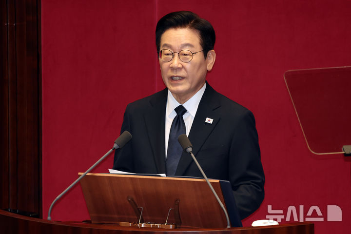 [서울=뉴시스] 국회사진기자단 = 이재명 대통령이 4일 서울 여의도 국회 본회의장에서 2026년도 정부 예산안에 대한 시정 연설을 하고 있다. 2025.11.04. photo@newsis.com