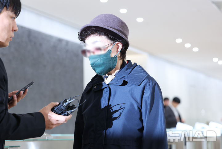 [서울=뉴시스] 황준선 기자 = 윤석열 전 대통령의 부인 김건희 여사의 모친 최은순 씨가 4일 오전 서울 종로구 KT광화문빌딩 웨스트에 마련된 김건희 여사의 의혹을 수사하는 민중기 특별검사 사무실에 피의자 신분으로 출석하고 있다. 2025.11.04. hwang@newsis.com