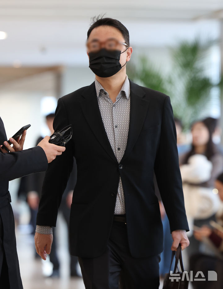 [서울=뉴시스] 황준선 기자 = 윤석열 전 대통령의 부인 김건희 여사의 오빠 김진우 씨가 4일 오전 서울 종로구 KT광화문빌딩 웨스트에 마련된 김건희 여사의 의혹을 수사하는 민중기 특별검사 사무실에 피의자 신분으로 출석하고 있다. 2025.11.04. hwang@newsis.com