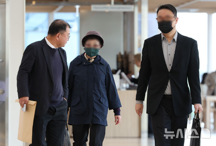 [서울=뉴시스] 황준선 기자 = 윤석열 전 대통령의 부인 김건희 여사의 모친 최은순(가운데) 씨와 오빠 김진우(오른쪽) 씨가 4일 오전 서울 종로구 KT광화문빌딩 웨스트에 마련된 김건희 여사의 의혹을 수사하는 민중기 특별검사 사무실에 피의자 신분으로 출석하고 있다. 2025.11.04. hwang@newsis.com