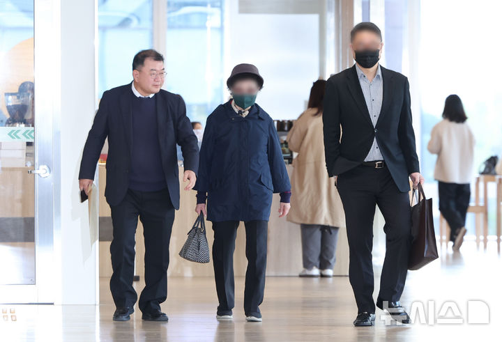 [서울=뉴시스] 황준선 기자 = 윤석열 전 대통령의 부인 김건희 여사의 모친 최은순(가운데) 씨와 오빠 김진우(오른쪽) 씨가 4일 오전 서울 종로구 KT광화문빌딩 웨스트에 마련된 김건희 여사의 의혹을 수사하는 민중기 특별검사 사무실에 피의자 신분으로 출석하고 있다. 2025.11.04. hwang@newsis.com