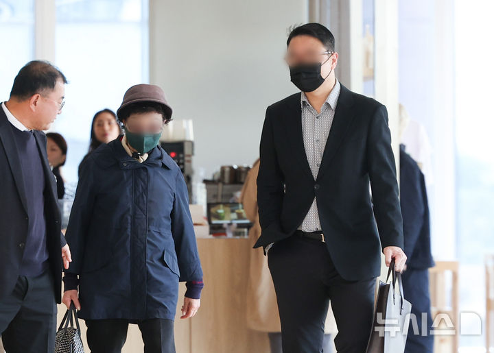 [서울=뉴시스] 황준선 기자 = 윤석열 전 대통령의 부인 김건희 여사의 모친 최은순(오른쪽) 씨와 오빠 김진우 씨가 4일 오전 서울 종로구 KT광화문빌딩 웨스트에 마련된 김건희 여사의 의혹을 수사하는 민중기 특별검사 사무실에 피의자 신분으로 출석하고 있다. 2025.11.04. hwang@newsis.com