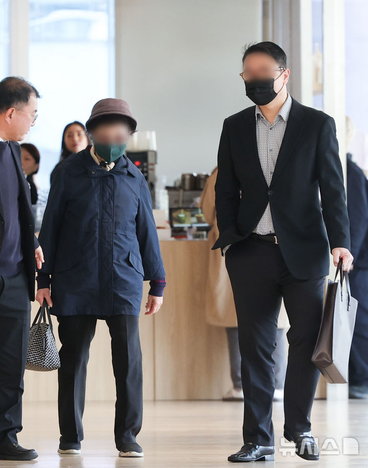 [서울=뉴시스] 양평 공흥지구 개발 사업에서 특혜를 받았다고 의심 받는 김건희 여사의 어머니 최은순씨와 오빠 김진우씨가 첫 조사 후 일주일 만인 11일 다시 특별검사팀에 소환됐다. 2025.11.11. photo@newsis.com