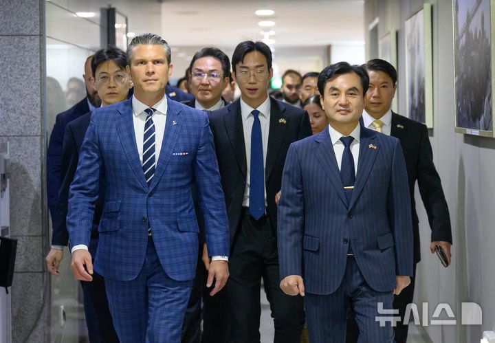 [서울=뉴시스] 안규백 국방부 장관과 피트 헤그세스 미국 국방부 장관이 4일 오전 서울 용산 국방부 청사에서 제57차 한미안보협의회의(SCM)에 앞서 방명록 작성을 위해 이동하고 있다. (사진=국방부 제공) 2025.11.04. photo@newsis.com