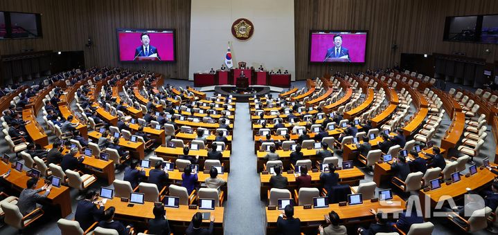 [서울=뉴시스] 고범준 기자 = 이재명 대통령이 4일 서울 여의도 국회에서 2026년도 정부 예산안에 대한 시정연설을 하고 있다. 2025.11.04. bjko@newsis.com