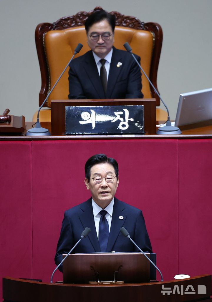 [서울=뉴시스] 고범준 기자 = 이재명 대통령이 4일 서울 여의도 국회에서 2026년도 정부 예산안에 대한 시정연설을 하고 있다. 2025.11.04. bjko@newsis.com