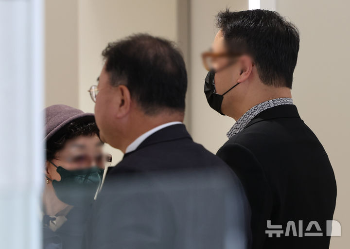 [서울=뉴시스] 황준선 기자 = 윤석열 전 대통령의 부인 김건희 여사의 모친 최은순(왼쪽) 씨와 오빠 김진우(오른쪽) 씨가 지난 4일 오전 서울 종로구 KT광화문빌딩 웨스트에 마련된 김건희 여사의 의혹을 수사하는 민중기 특별검사 사무실에 피의자 신분으로 출석하고 있다. 2025.11.04. hwang@newsis.com