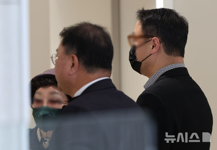 [서울=뉴시스] 황준선 기자 = 윤석열 전 대통령의 부인 김건희 여사의 모친 최은순(왼쪽) 씨와 오빠 김진우(오른쪽) 씨가 지난 4일 오전 서울 종로구 KT광화문빌딩 웨스트에 마련된 김건희 여사의 의혹을 수사하는 민중기 특별검사 사무실에 피의자 신분으로 출석하고 있다. 2025.11.19. hwang@newsis.com