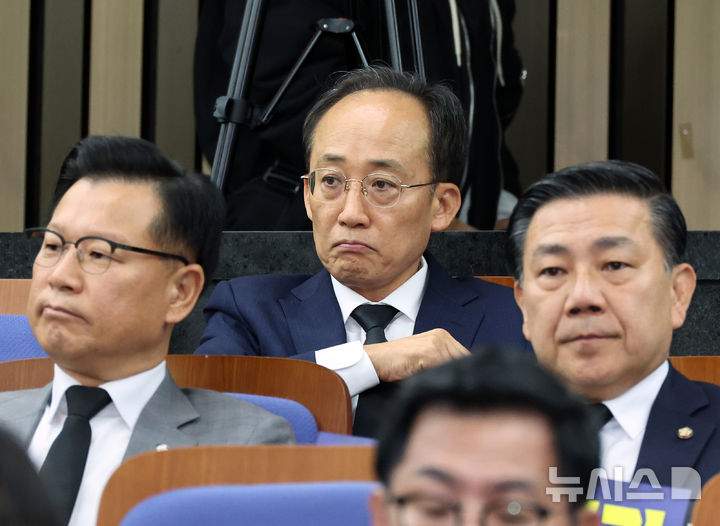 [서울=뉴시스] 김금보 기자 = 추경호 국민의힘 의원이 4일 오전 서울 여의도 국회에서 열린 의원총회에 출석해 있다. 2025.11.04. kgb@newsis.com