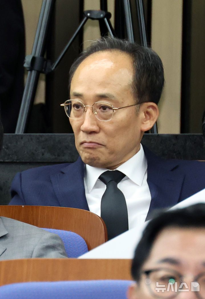 [서울=뉴시스] 김금보 기자 = 추경호 국민의힘 의원이 4일 오전 서울 여의도 국회에서 열린 의원총회에 출석해 있다. 2025.11.04. kgb@newsis.com