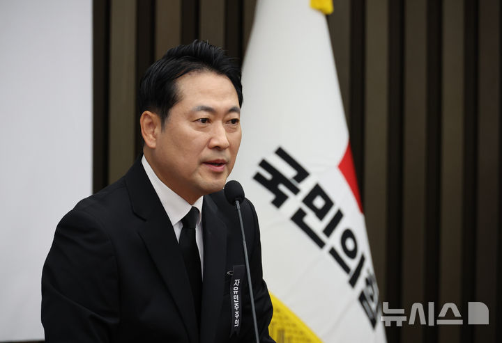 [서울=뉴시스] 김금보 기자 = 장동혁 국민의힘 대표가 4일 오전 서울 여의도 국회에서 열린 의원총회에서 발언을 하고 있다. 2025.11.04. kgb@newsis.com