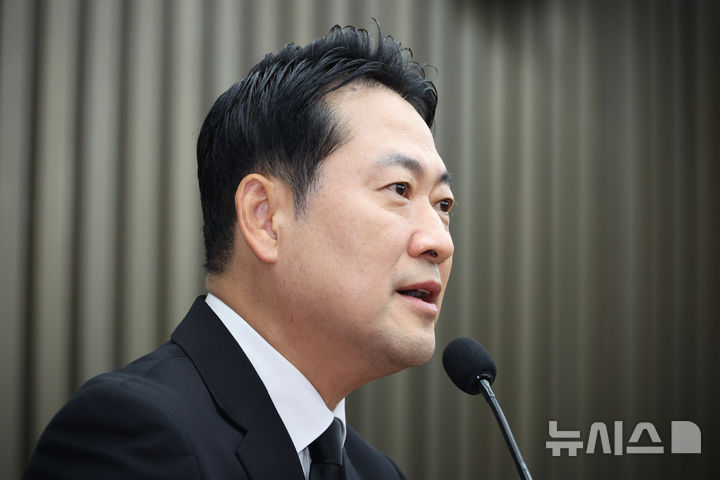 [서울=뉴시스] 김금보 기자 = 장동혁 국민의힘 대표가 4일 오전 서울 여의도 국회에서 열린 의원총회에서 발언을 하고 있다. 2025.11.04. kgb@newsis.com