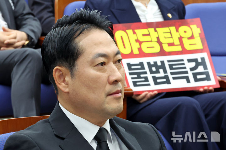 [서울=뉴시스] 김금보 기자 = 장동혁 국민의힘 대표가 4일 오전 서울 여의도 국회에서 열린 의원총회에 출석해 있다. 2025.11.04. kgb@newsis.com