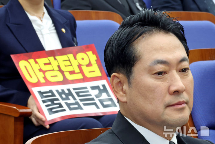 [서울=뉴시스] 김금보 기자 = 장동혁 국민의힘 대표가 4일 오전 서울 여의도 국회에서 열린 의원총회에 출석해 있다. 2025.11.04. kgb@newsis.com