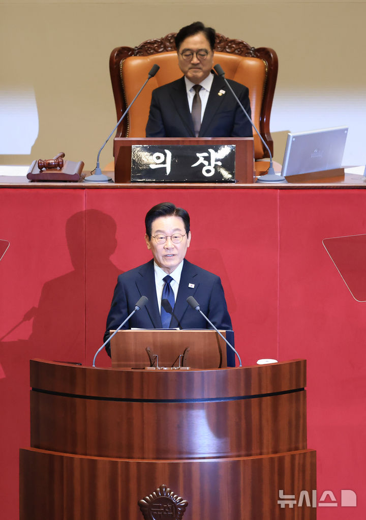 [서울=뉴시스] 국회사진기자단 = 이재명 대통령이 4일 오전 서울 여의도 국회 본회의장에서 2026년도 예산안 및 기금운용계획안에 대한 시정연설을 하고 있다. 2025.11.04. photo@newsis.com