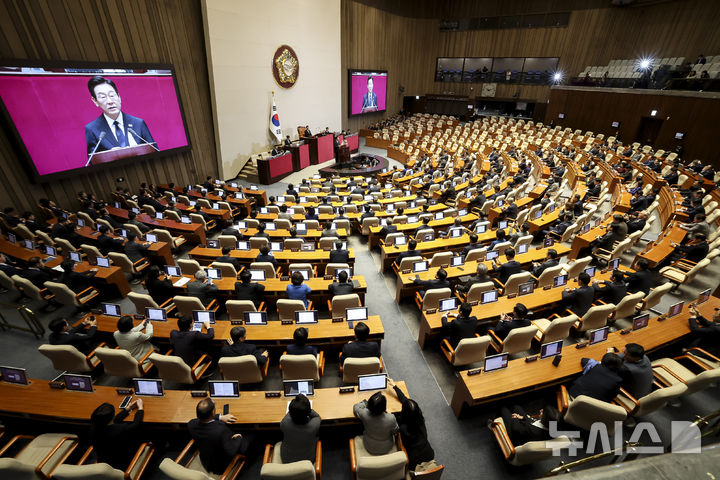 [서울=뉴시스] 국회사진기자단= 이재명 대통령이 4일 서울 여의도 국회에서 열린 본회의에서 2026년도 예산안에 대한 정부의 시정 연설을 하고 있다. 2025.11.04 photo@newsis.com