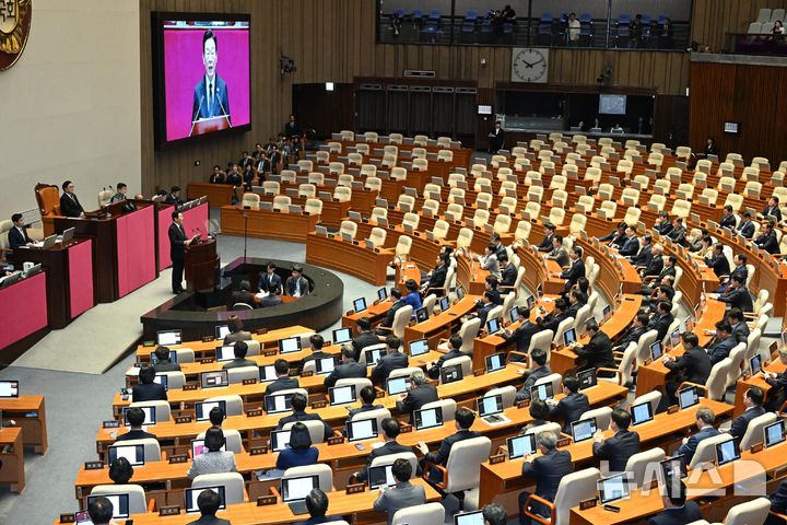 [서울=뉴시스] 국회사진기자단 = 이재명 대통령이 4일 서울 여의도 국회 본회의장에서 2026년도 예산안 및 기금운용계획안에 대한 시정연설을 하고 있다.  이 대통령 시정연설하는 동안 국민의힘 의원들이 불참하면서 의석이 비어 있다. 2025.11.04. photo@newsis.com