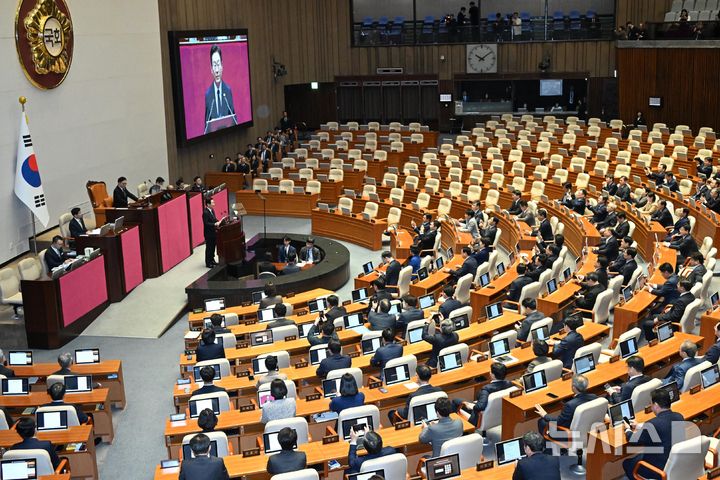 [서울=뉴시스] 국회사진기자단 = 이재명 대통령이 4일 서울 여의도 국회 본회의장에서 2026년도 예산안 및 기금운용계획안에 대한 시정연설을 하고 있다. 이 대통령 시정연설하는 동안 국민의힘 의원들이 불참하면서 의석이 비어 있다. 2025.11.04. photo@newsis.com