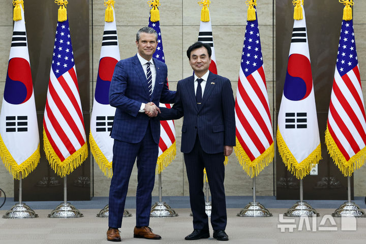 [서울=뉴시스] 사진공동취재단 = 안규백 국방부 장관과 피트 헤그세스 미국 국방부 장관이 4일 오전 서울 용산 국방부 청사에서 열린 제57차 한미안보협의회의(SCM) 확대회의에서 기념촬영을 하고 있다. 2025.11.04. photo@newsis.com
