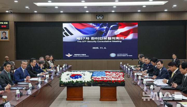 [서울=뉴시스] 사진공동취재단 = 안규백 국방부 장관과 피트 헤그세스 미국 국방부 장관이 4일 오전 서울 용산 국방부 청사에서 제57차 한미안보협의회의(SCM) 확대회의를 하고 있다. 2025.11.04. photo@newsis.com
