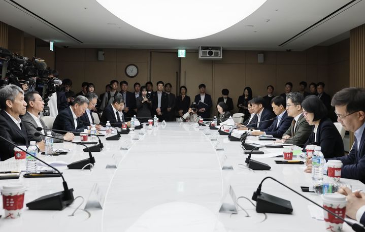 [서울=뉴시스] 문신학 산업통상부 차관이 4일 서울 중구 대한상공회의소에서 열린 철강업계 CEO 간담회에 참석해 인사말을 하고 있다. (사진=산업통상부 제공) 2025.11.04. photo@newsis.com *재판매 및 DB 금지