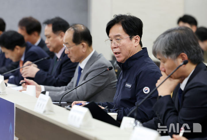 [서울=뉴시스] 이영환 기자 = 김영훈 고용노동부 장관이 지난 4일 오전 서울 중구 서울고용노동청에서 열린 공공기관 긴급 안전 대책회의에 참석해 발언을 하고 있다. 2025.11.04. 20hwan@newsis.com