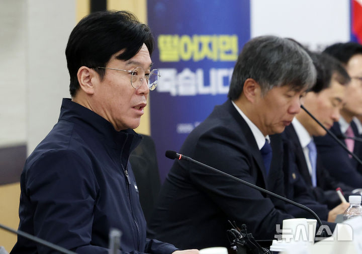 [서울=뉴시스] 이영환 기자 = 김영훈 고용노동부 장관이 4일 오전 서울 중구 서울고용노동청에서 열린 공공기관 긴급 안전 대책회의에 참석해 발언을 하고 있다. 2025.11.04. 20hwan@newsis.com
