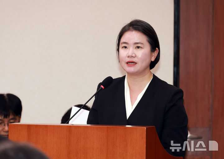 [서울=뉴시스] 고승민 기자 = 신보라 한국여성인권진흥원장이 지난해 11월 4일 서울 여의도 국회에서 열린 성평등가족위원회의 성평등가족부 등 국정감사에서 업무보고를 하고 있다. 2025.11.04. kkssmm99@newsis.com