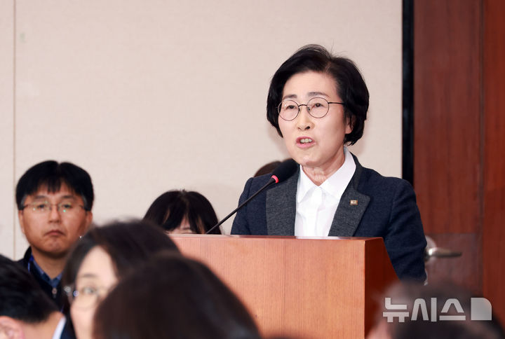 [서울=뉴시스] 고승민 기자 = 김삼화 한국양성평등교육진흥원장이 4일 서울 여의도 국회에서 열린 성평등가족위원회의 성평등가족부 등 국정감사에서 업무보고를 하고 있다. 2025.11.04. kkssmm99@newsis.com