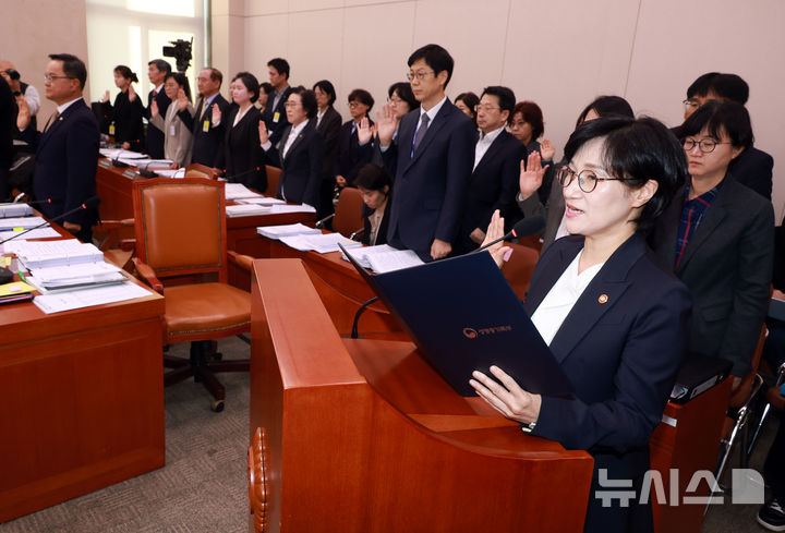 [서울=뉴시스] 고승민 기자 = 원민경 성평등가족부 장관과 피감기관 증인들이 4일 서울 여의도 국회에서 열린 성평등가족위원회의 성평등가족부 등 국정감사에서 선서를 하고 있다. 2025.11.04. kkssmm99@newsis.com