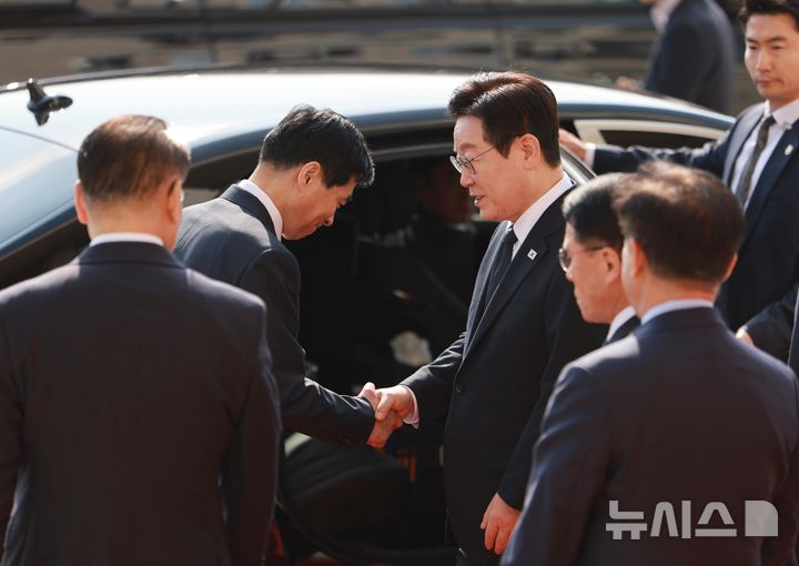 [서울=뉴시스] 고범준 기자 = 이재명 대통령이 4일 서울 여의도 국회에서 열린 2026년도 정부 예산안에 대한 시정연설을 마친 뒤 이학영 국회부의장과 인사하고 있다. 2025.11.04. bjko@newsis.com