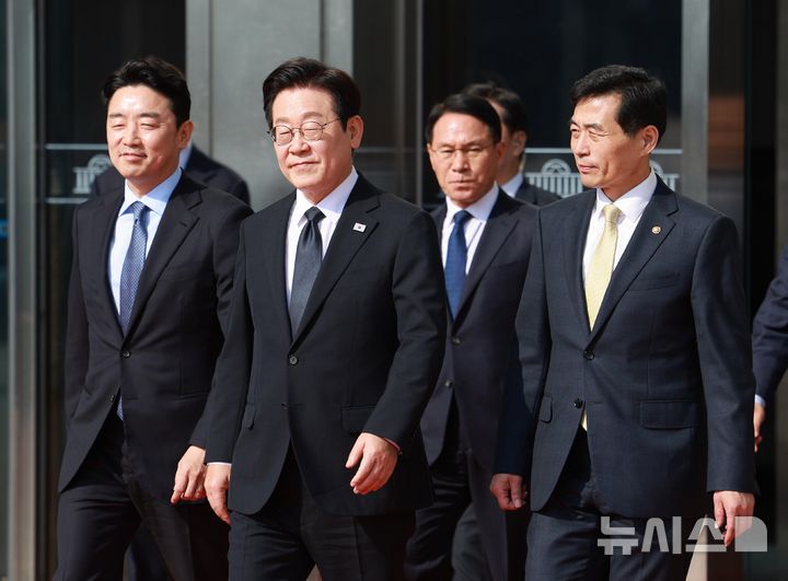 [서울=뉴시스] 고범준 기자 = 이재명 대통령이 4일 서울 여의도 국회에서 열린 2026년도 정부 예산안에 대한 시정연설을 마치고 이동하고 있다. 2025.11.04. bjko@newsis.com